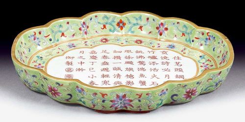 SMALL PLATE.China, Jiaqing mark and period, L 15.6 cm. In the mirror, a cloud-like space with a poem in iron-red letters dated 1796. The bottom and the outside wall: light- green with famille rose floral tendrils. Gold rim. Light-green base with iron-red seal "Da qing Jiaqing nian zhi".