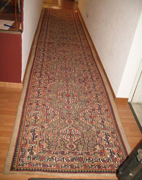 AFSHAR runner, old.Light central field with stylised flowers and beige border. Some wear, 505x100 cm.