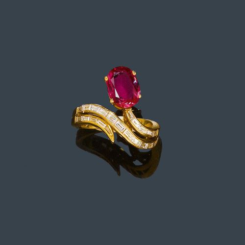 RUBY AND DIAMOND RING. Yellow gold 750. Fancy, asymmetric, snake-like ring, the top set throughout with 21 baguette-cut diamonds weighing ca. 0.90 ct, the end with an oval ruby weighing ca. 1.90 ct and of fine quality. Size ca. 54.