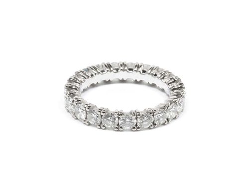 DIAMOND RING, MERSMANN. White gold 750. Classic wedding band model, set throughout with 21 brilliant-cut diamonds weighing ca. 2.50 ct. Size ca. 53. Matches the following lot.