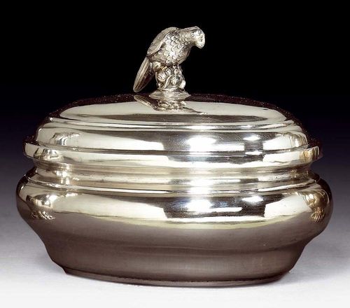 SUGAR BOWL WITH LID. Zurich, ca. 1750.Maker's mark Thomas Heinrich III. Oval shape with highly convex middle section. The lid stepped and convex. With bird finial. L 14 cm. 220 g.