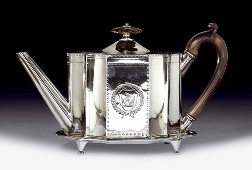 TEAPOT ON PRÉSENTOIR. London, 1793/94.Maker's mark John Schofield. Decorated with fine palm frond and point engravings. Lateral cartouches with engraved, wreathed coats-of-arms. On a matching présentoir. Curved wooden handle and wooden finial. H of the pot 15 cm.