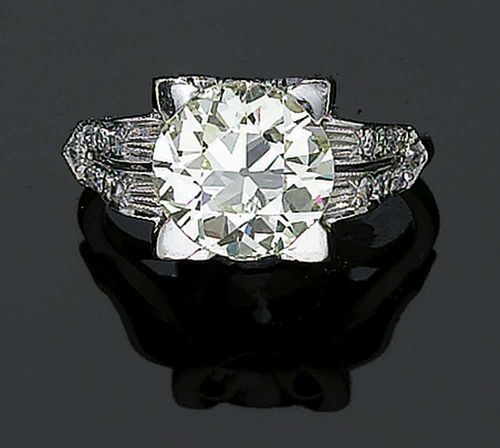 DIAMOND RING, ca. 1920. Platinum. Elegant ring, the top set with 1 old-mine-cut diamond of ca. 3.93 ct, ca. O-P/SI, flanked by 18 octagonal-cut diamonds totalling ca. 0.20 ct. Size 55.