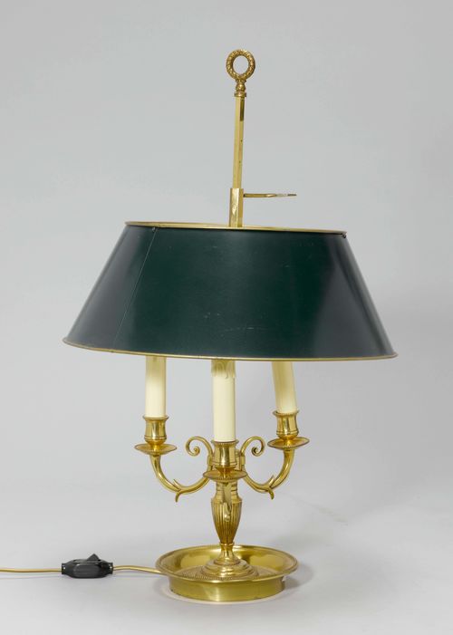 BOUILLOTTE LAMP, in the style of Louis XVI. Brass, painted gold. Vase-shaped shaft with 3 curved light branches. Square shaft with a green, adjustable shade. On a round foot. H 40 cm.