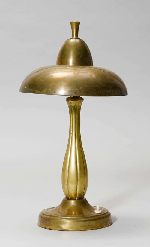 TABLE LAMP, ca. 1920, probably Josef Hoffmann (1870-1956). Brass. Ribbed baluster shaft with mushroom-shaped shade. On a round base. H 39 cm. Dents.