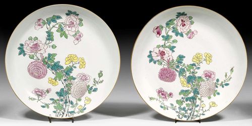 A PAIR OF LARGE FAMILLE ROSE DISHES WITH PEONY DESIGN. China, Yongzheng period, diameter 37 cm. The mark "N=176" corresponds to the inventory of the Collection of August the Strong made around 1725 in Dresden.