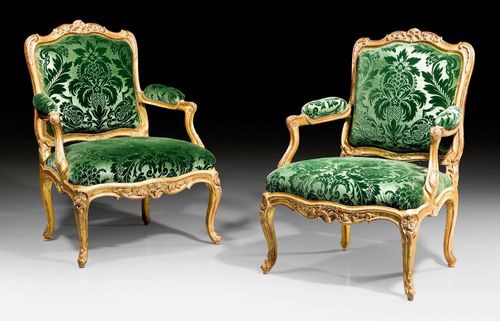 PAIR OF LARGE FAUTEUILS "A LA REINE",Louis XV, with stamp GOURDIN (Jean-Baptiste Gourdin, maitre 1748), Paris. Shaped and exceptionally finely carved beech. Green silk velour cover with flowers and leaves. Restorations and alterations. 64x50x48x95 cm. Provenance: - Didier Aaron, Paris. - From an important European private collection.