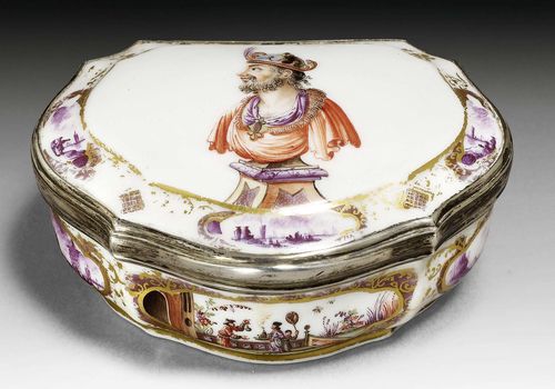 FINE SNUFF BOX WITH CHINOISERIE DECORATION AND VERMEIL MOUNTS, MEISSEN, CIRCA 1728-30.With gilt silver mounts and painted with polychrome chinoiserie scenes in the style of J.G. Hoeroldt. 7.5 x 6.2 x 3.5 cm. Gilding of the painting and mounts partly rubbed.