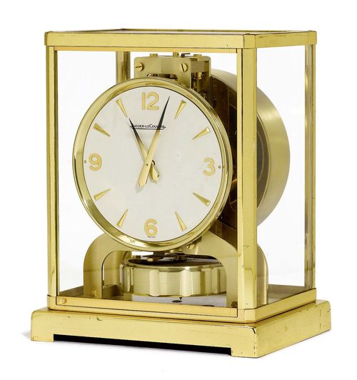 AN ATMOS CLOCK, Jaeger Le Coultre. Glass and gilt brass case. Manufacturer No. 177812. H 23 cm. Minor scratches.
