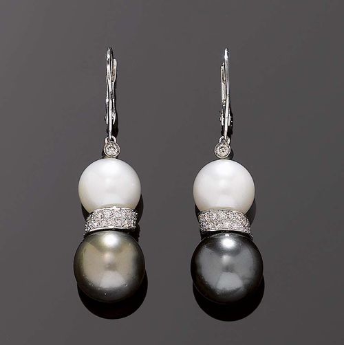 PEARL AND BRILLIANT-CUT DIAMOND PENDANT EARRINGS. White gold 750. Decorative pendant earrings of 1 South Seas cultured pearl each, of ca. 11.3 mm Ø mounted above 1 dark-grey Tahiti cultured pearl each of ca. 13.1/13.3 mm Ø, with a band motif in between, set with a total of 52 brilliant-cut diamonds totalling ca. 0.80 ct. L ca. 4.7 cm.