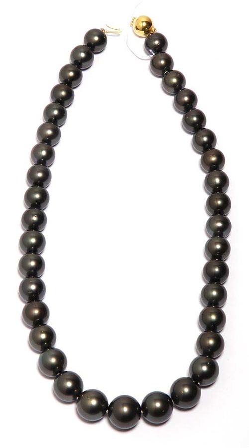 TAHITI PEARL NECKLACE. Fastener yellow gold 585. Elegant necklace made of 37 graduated black Tahiti cultured pearls of ca. 11 - 14.1 mm Ø. Polished ball clasp. L ca. 45 cm.