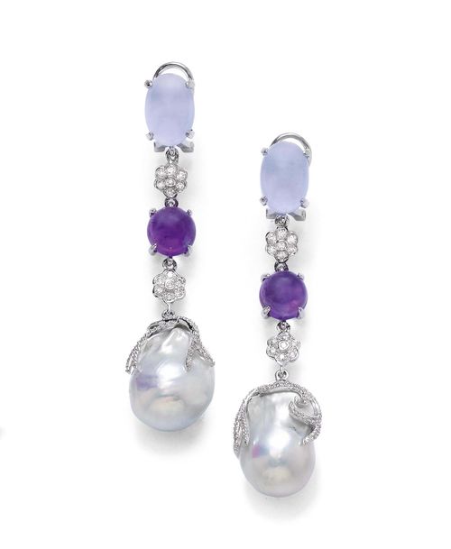 CHALCEDONY, AMETHYST, PEARL AND DIAMOND EAR PENDANTS. White gold 750. Long ear clips with studs, each with 1 light blue chalcedony, 1 round amethyst cabochon, and 1 large, baroque, drop-shaped cultured pearl of ca. 21 x 17 mm, with applied tendril motifs set with brilliant-cut diamonds and interconnected by two rosettes set with diamonds. Total weight of the amethysts ca. 8.00 ct. Total weight of the diamonds ca. 1.00 ct. L ca. 7.3 cm.