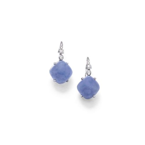 CHALCEDONY AND DIAMOND EAR PENDANTS. White gold 750. Decorative ear pendants, each set with 1 blue chalcedony cabochon, weighing ca. 25.00 ct in total, suspended from 4 brilliant-cut diamonds weighing ca. 0.14 ct. L ca. 3 cm.