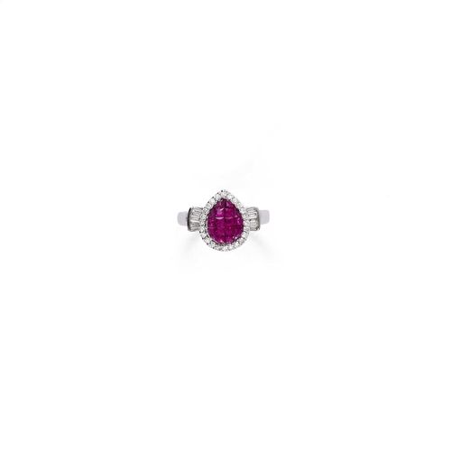 RUBY AND DIAMOND RING. White gold 750. Decorative ring, the drop-shaped top decorated with numerous square-cut rubies weighing ca. 1.10 ct, invisible setting, within a border of numerous brilliant-cut diamonds and 10 baguette-cut diamonds weighing ca. 0.30 ct. Size ca. 53.