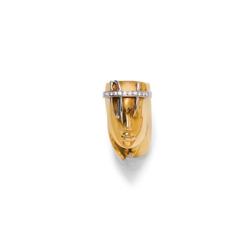 GOLD AND DIAMOND RING. Yellow gold 750, 41g. Decorative, original ring, the top designed as the head of an Indian, with a headband in white gold set with diamonds weighing ca. 0.20 ct. Size ca. 48.