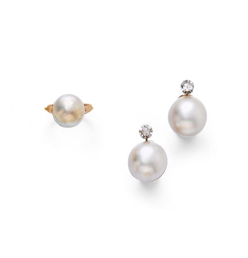 PEARL AND DIAMOND EAR CLIPS WITH RING. Yellow gold 585. Decorative, classic ear clips with studs, each set with 1 Mabe cultured pearl of ca. 15.5 mm Ø, suspended from 1 old European cut diamond, weighing ca. 0.20 ct in total, set in platinum. Matching ring, set with 1 Mabe cultured pearl of ca. 13.2 mm Ø. Size ca. 52.