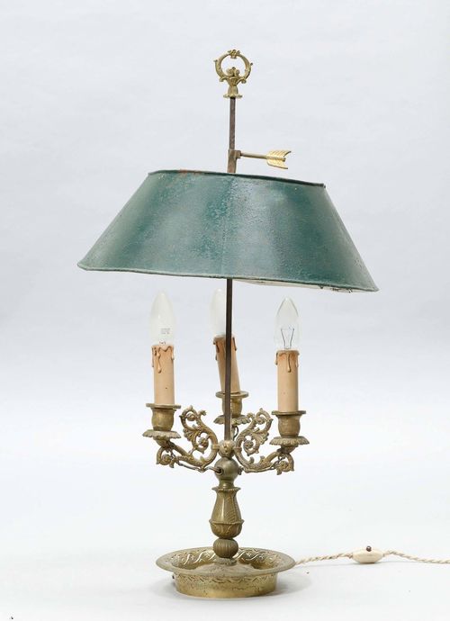 BOUILLOTE LAMP, Restoration, France. Gilt bronze. Shaft with three curved light arms. With green metal lampshade. On a round, open-worked base. H 73 cm. Restoration required.
