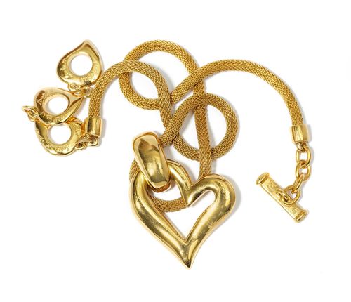 YVES SAINT LAURENT. COLLIER en métal doré composé d'une CHAINE tubogaz retenant un PENDENTIF figurant un cœur stylisé.