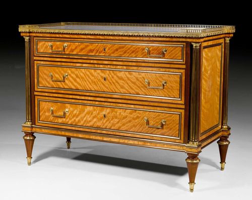 COMMODE "AUX COLONNES", Directoire, Paris circa 1800. Lemonwood and mahogany in veneer. Front with 3 drawers. Exceptionally fine, matte and polished gilt bronze mounts, applications and sabots. "Carrara" top edged in a pierced bronze rail. Restorations. 132x62x102 cm.
