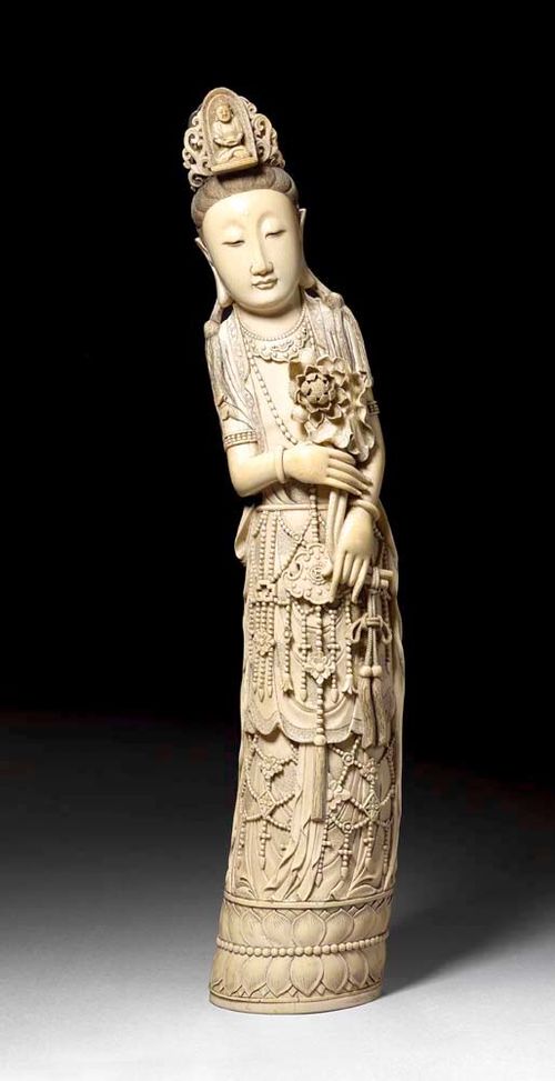 LARGE IVORY GUANYIN.China, late Qing-Dynasty, H 72 cm. With attractive patina. Hair crack.