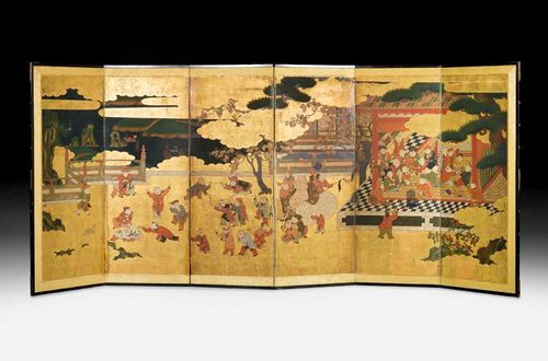 VERY FINE SIX-PART SCREEN.Japan, Momoyama-period, circa 1600, 121x285 cm. Fine polychrome painting on gold leaf ground with depiction of the god Hotei. A lively depiction in pleasant colours. The edges near the hinges somewhat restored. Swiss private collection acquired in Japan in the 1950s
