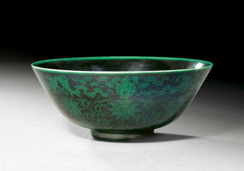 FINE DISH.China, Qianlong-mark and from the period, D 14 cm. Green decoration on black ground with the eight Buddhist symbols. With underglaze blue Qianlong-mark.