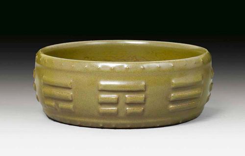 BRUSH WASHER.China, 18th/19th century. D 12 cm. Olive-green tea-dust glaze. The eight trigrames in relief. Qianlong-mark in relief on the base.