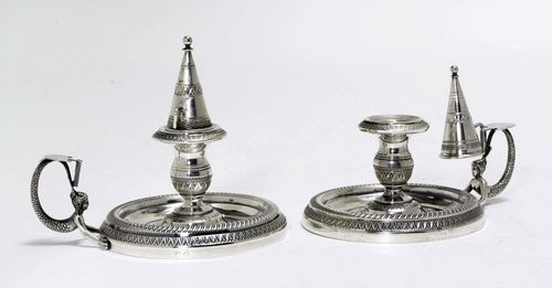 PAIR OF CANDLESTICKS,20th century. Sterling silver. Base edge with gadroons over a palm frieze. Nozzle with removable drip plates. Handle designed as a mermaid-engraved extinguishing cap. H 7.5 cm, 414 g.