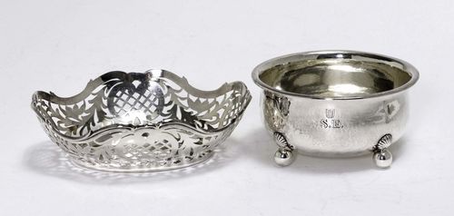 2 SMALL BOWLS,20th century. Silver, matching. 1: Oval form, with raised open-worked rim. 16.5x13.5 cm. 2: Smooth, rounded form on four spherical feet D 12.5 cm, total weight: 326 g.
