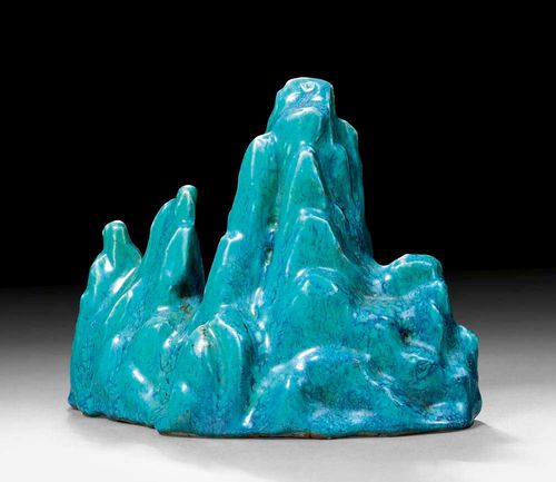 BRUSH HOLDER IN THE FORM OF A MOUNTAIN.China, 19th/20th century. H 11 cm. With robin's egg glaze. Qianlong-mark in relief. Minor chips.