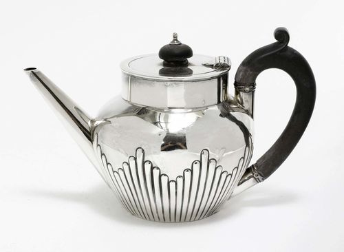 TEA POT,Sheffield 1887/88. Maker's mark: JBB. Gadrooned walls. Smooth lid with wooden finial and wooden handle. H 12.9 cm, 286 g.