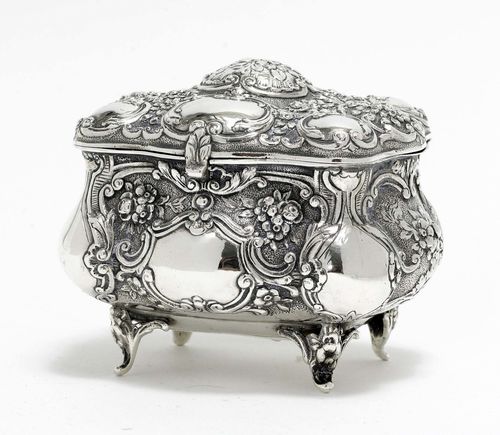 BOX WITH COVER,silver ca. 19th century. In the Baroque style. H 9 cm, 270 g.
