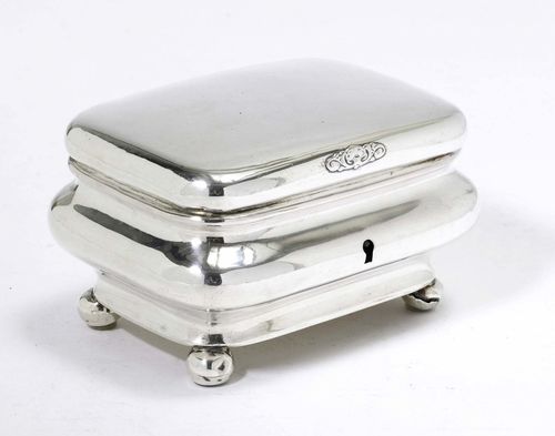 BOX WITH COVER,silver. Probably end of the 19th century. In the shape of a rounded rectangle on four spherical feet. 15x10 cm, 367 g.