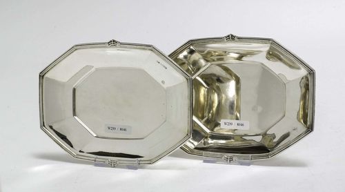 PAIR OF SMALL PLATTERS,Sheffield, 20th century. Maker's mark: FC. Eight-sided, with surrounding profiled rim. L 19.5 cm, total weight: 390 g.