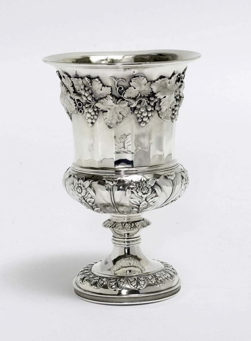 FOOTED CUP,London, 1823/34. Maker's mark: Rebecca Emes & Edward Barnard. On a round, convex foot with acanthus frieze. Vase-shaped body with applied grapes and leaves. H 17.4 cm, 430 g.