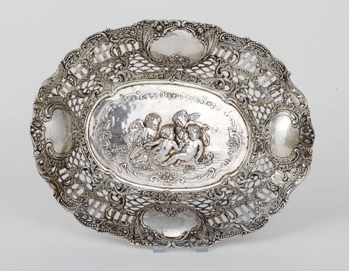 OVAL BOWL, Germany, after 1900. In the Baroque style. Mirror depicting playing putti in relief. Walls open-worked all around. 29x23 cm. 486 g.