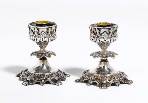 PAIR OF SMALL CANDLESTICKS, Tunisia, 20th century. On curved foot. Short shaft with blossom node. Cylindrical nozzle in relief. H 11 cm. Total weight: 540 g.