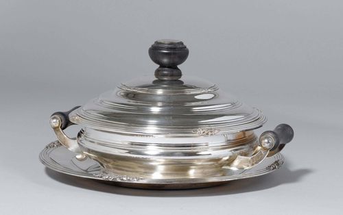 TUREEN WITH LID AND TRAY (matching)19th century. Round with smooth walls and protruding, profiled rim with leaf applications. Convex, profiled cover with wooden finial. Wooden handles on both sides. D: 21.5 cm. 1805 g