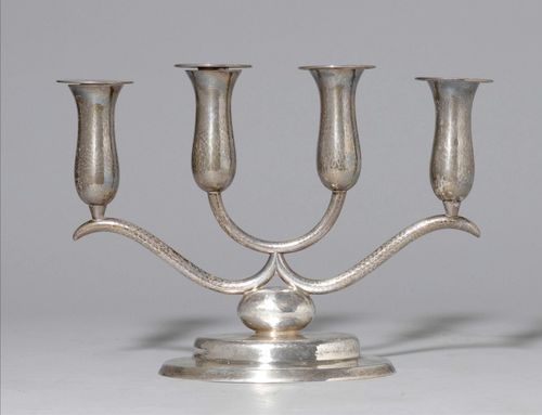 CANDLE HOLDER, Art Nouveau, German. Silver. Four-armed candle holder with tulip-shaped nozzles. On a stepped, oval base. H 24.5 cm. Provenance: La Vieille Fontaine, Rolle.