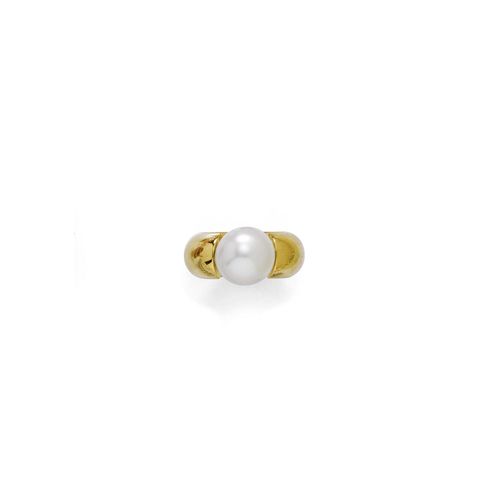 PEARL RING. Yellow gold 750. Attractive ring, the top set with 1 South Sea cultured pearl of ca. 13.2 mm Ø and with a fine lustre. Size ca. 55. With case and copy of invoice by Bucherer, 2005.