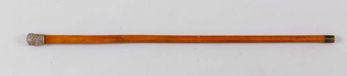 WALKING STICK WITH THERMOMETER,English, 19th century. Removable handle with floral decoration. Straight stick with brass tip. Removable thermometer. L 85.5 cm.