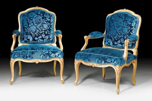 PAIR OF LARGE GILTWOOD FAUTEUILS "A LA REINE",Louis XV, stamped L.C. CARPENTIER (Louis Charles Carpentier, maitre 1752), Paris circa 1760. Shaped and finely carved gilded beech frames with dark blue silk velour covers with flowers and leaves. 67x48x45x95 cm. Provenance: from an important Paris collection. A very rare pair.
