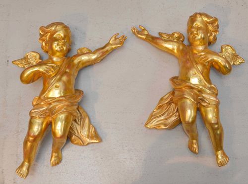 PAIR OF ANGELS,Baroque style, Italy, 20th century Wood, fully carved in the round and gilt. H 75 cm. Repaired.