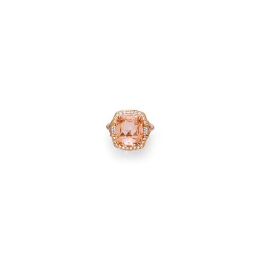 MORGANITE AND DIAMOND RING. Rose gold 750. Modern, elegant ring, set with 1 cushion-shaped morganite weighing ca. 7.90 ct within a border of brilliant-cut diamonds. The ring shoulders additionally decorated with brilliant-cut diamonds. Total diamond weight ca. 0.50 ct. Size ca. 54.