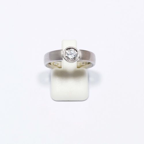 DIAMOND RING. White gold 750. Set with 1 brilliant-cut diamond weighing ca. 0.42 ct. Size ca. 52.