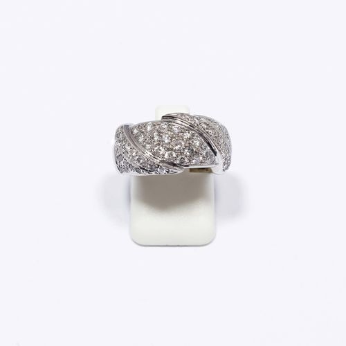 DIAMOND RING. White gold 750, 10 g. Decorative ring, set with numerous brilliant-cut diamonds weighing ca. 0.80 ct. Size ca. 49, with 2 size adjustment inserts.