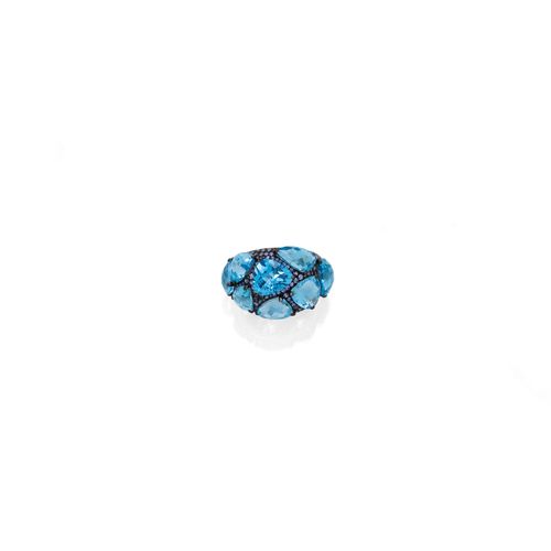 TOPAZ AND SAPPHIRE RING. White gold 750. Set with 8 blue fantasy-cut topazes weighing ca. 17.90 ct and numerous sapphires weighing ca. 1.10 ct. Size ca. 55.