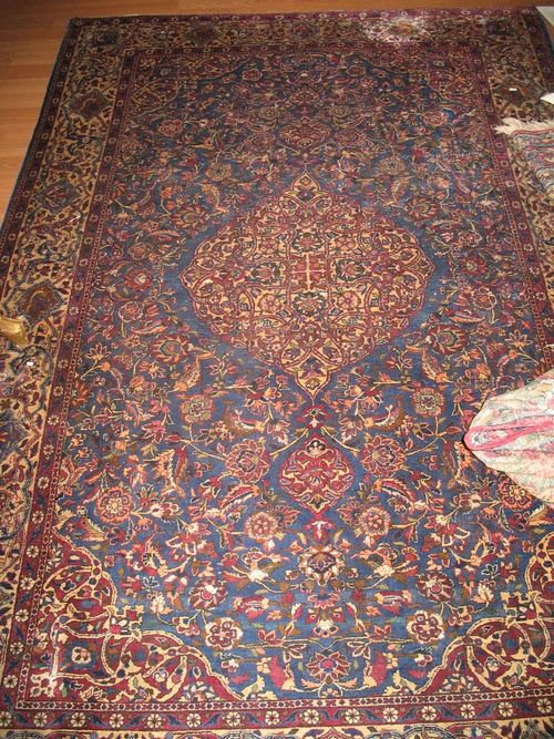KESHAN silk old.Blue central field with a white and red central medallion and corner motifs, the entire carpet is decorated with trailing flowers and palmettes, white border, slight wear, 205x130 cm.
