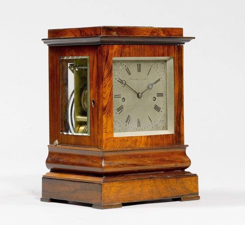 TABLE CLOCK,England, 19th century. The dial and movement signed BARRAUD & LUND 41 CORNHILL LONDON 1715. Rosewood. Rectangular case, glazed on all sides. Silver-plated dial engraved with tendrils. Movement with anchor escapement, striking the hour on gong. Spring winding mechanism. 22x16x14 cm.