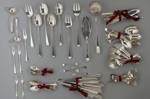 CUTLERY SET,London, 20th century. Comprising: 12 knives, 12 spoons, 17 forks, 12 small knives, 12 dessert forks, 12 dessert spoons, 12 coffee spoons, 16 matching serving utensils and 4 spice spoons. Total weight:4555 g.